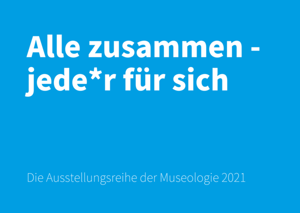 Die neue Ausstellungsreihe der Museologie weißer Text auf hellblauem Hintergrund, Ausstellungstitel: Alles zusammen - jede und jeder für sich
