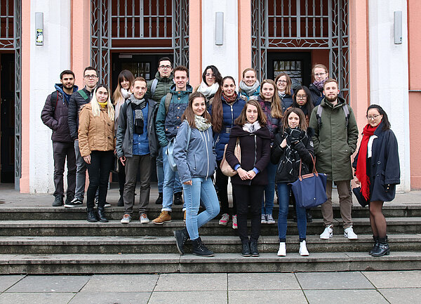 Incomings und Mentoren im Sommersemester 2018 Studierende stehen auf einer Treppe