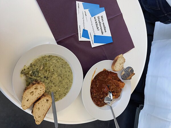 Lunch & Learn 2019 an der HTWK Leipzig (Foto: Sharon Geißler) Zwei Suppenteller, daneben ein Flyer: "Was wollen Studierende wirklich?"
