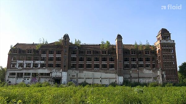 Screenshot: eine große, verfallene Fabrik