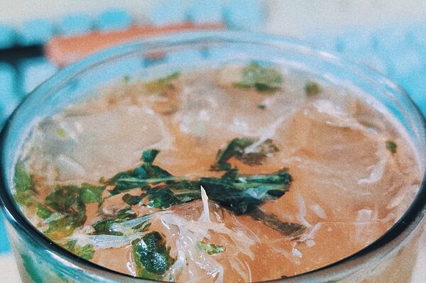 Suppenschüssel mit Suppe vor Tastatur