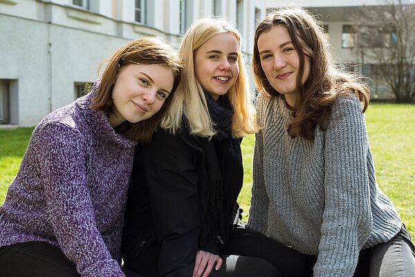 (Foto: Lara Müller/HTWK Leipzig) drei junge Frauen auf Wiese
