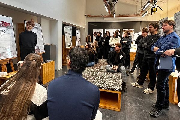 Gruppe von Personen betrachtet eine Ausstellung