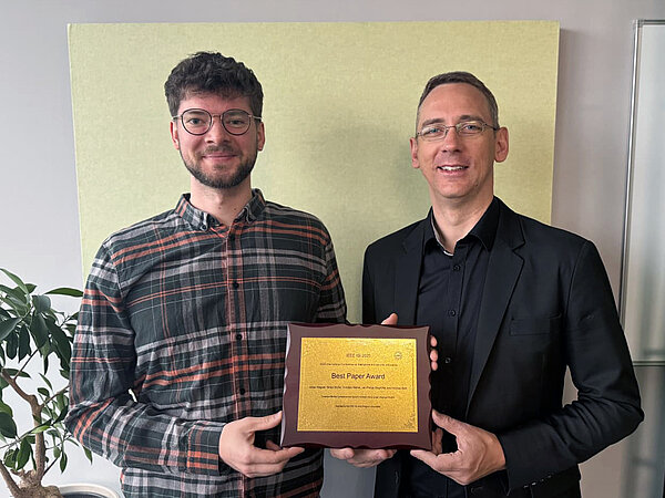 Best Paper Award IEEE ISI 2025 zwei Männer halten einen Award in den Händen