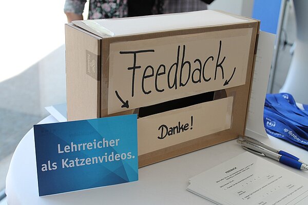 Lunch & Learn 2018: Die Feedback-Box für neue Ideen Eine Feedback-Box war aufgestellt worden, in die man Zettel mit neuee Ideen einwerfen kann.