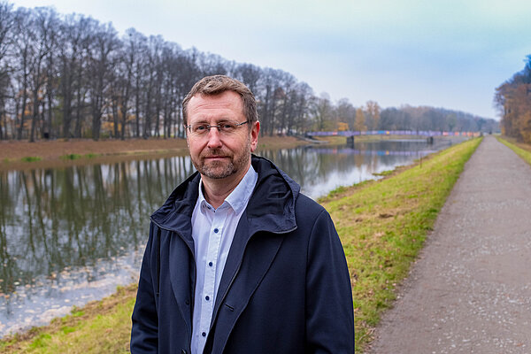 Tilo Sahlbach Tilo Sahlbach steht am Rande der Weißen Elster