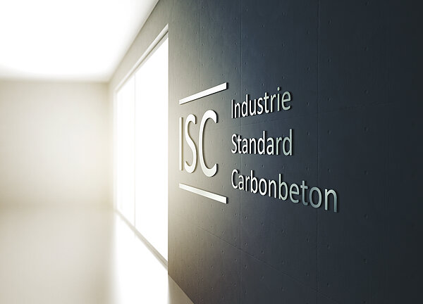 Industrie Standard Carbonbeton Auf einer Wand steht die Aufschrift Industrie Standard Carbonbeton