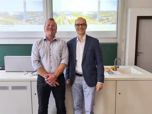 Prof. Holger Müller (Marketing) und Geschäftsführer M. Geisenberger (Leiziger Messe) Gastgber Prof. Holger Müller (Marketing) und Referent Geschäftsführer M. Geisenberger (Leiziger Messe)