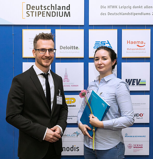 Medieninformatik-Studentin Ksenia Donicheva mit ihtem Förderer André Kuntze, Deloitte Wirtschaftsprüfungs-gesellschaft GmbH. (Foto: Swen Reichhold/HTWK Leipzig)
