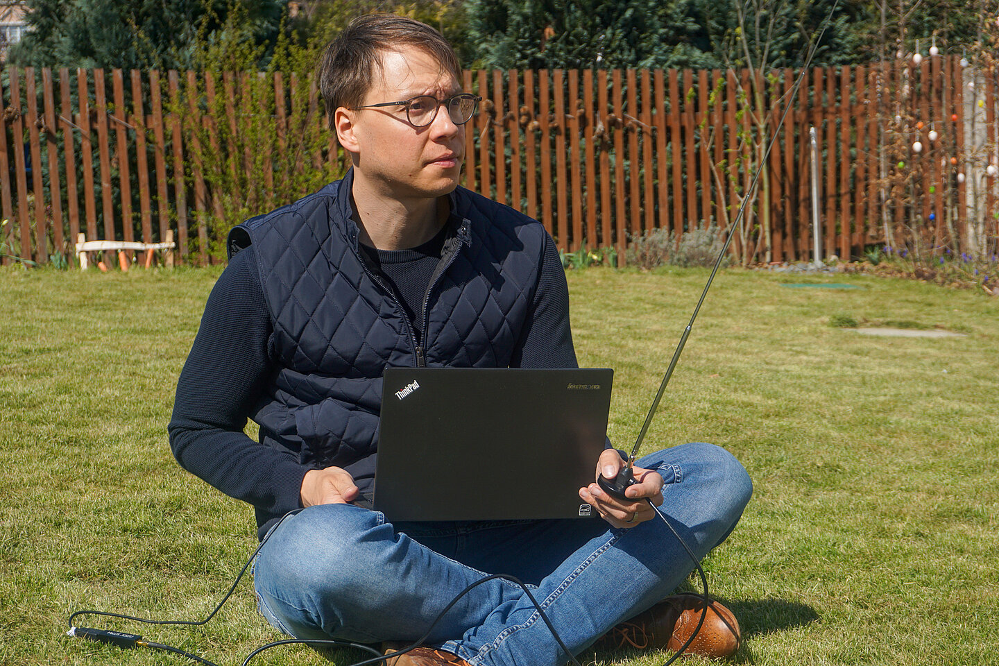 Marco Krondorf Prof. Marco Krondorf testet die Funkverbindung zur ISS in seinem Garten in Dresden