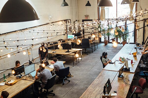 Büro viele Menschen sitzen in einem Großraumbüro