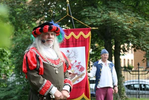 Traditionelles "Gautschen" mit Gautschmeister (Foto: Felix Neugebauer) Gautschmeister im historischen Gewand