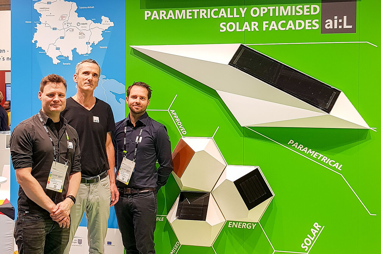 Stefan Huth, Prof. Frank Hülsmeier und Adrian Heller zeigen auf der Smart City Expo in Barcelona, wie sich Solarmodule in Fassaden integrieren lassen