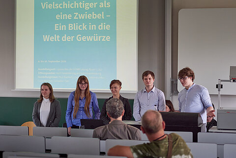 Das Ausstellungsteam berichtet den Gästen um was es gehen wird