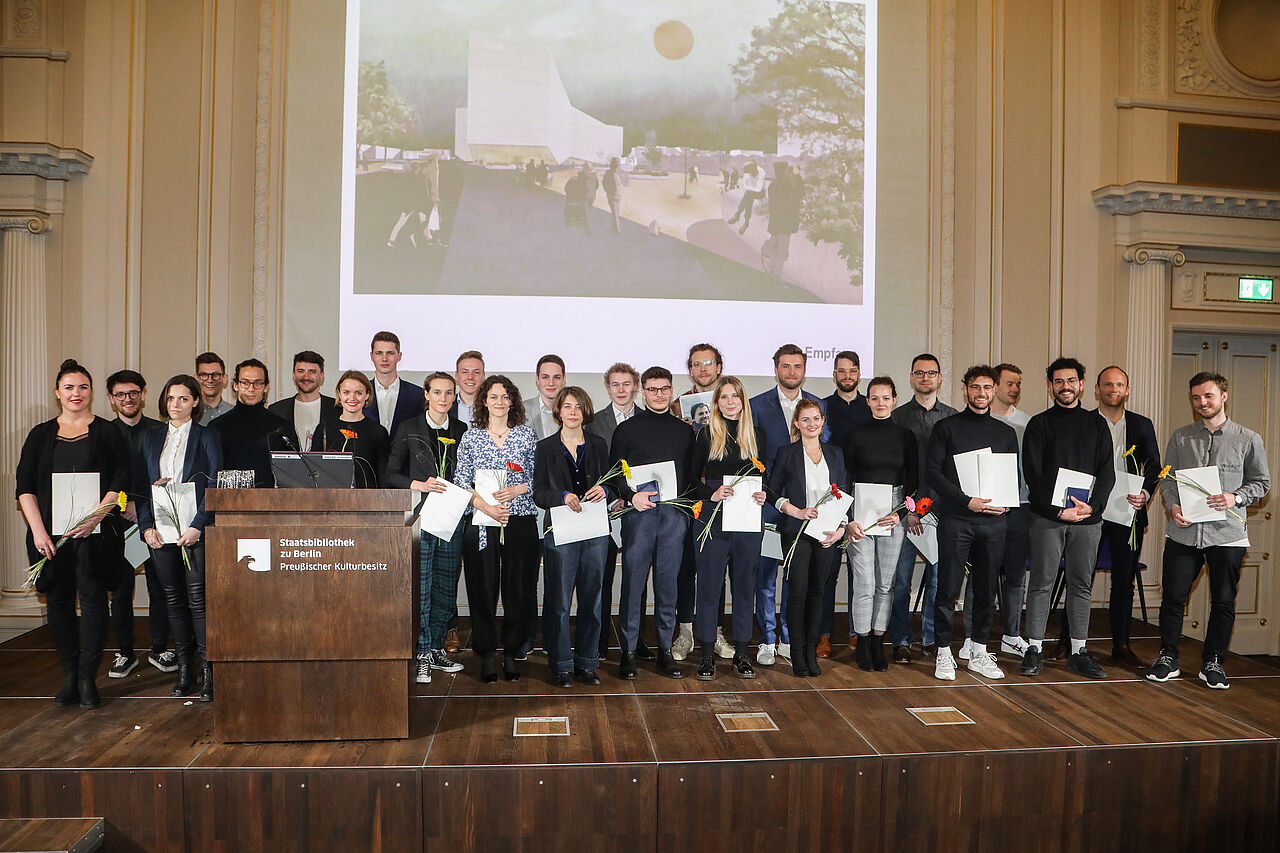 Die Preisträger des AIV-Schinkel-Preises 2019 vor dem Entwurf von David Kerrom und Luca Mathias Hupfer. (Foto: Sebastian Semmer/AIV)