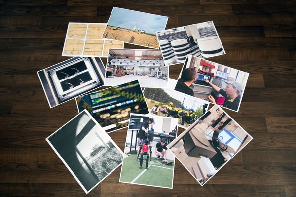 ausgedruckte Bilder liegen auf dem Boden verteilt