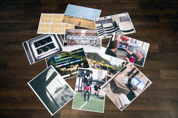 ausgedruckte Bilder liegen auf dem Boden verteilt