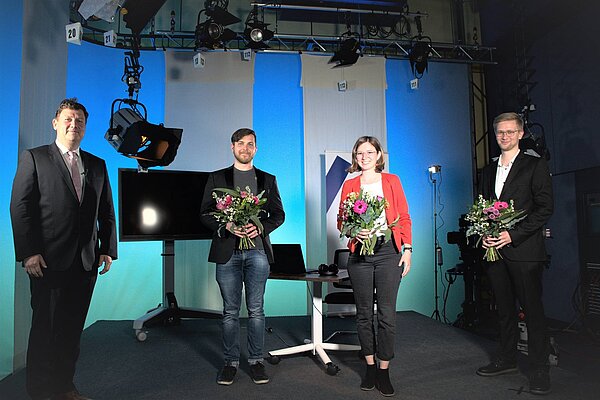 Prof. Markus Krabbes, Markus Bauer, Maris Klein und Stefan Zboron bei der Verleihung des Preises für das Jahr 2020 (v.l.n.r.; Foto: HTWK Leipzig) Drei Personen im Fernsehstudio