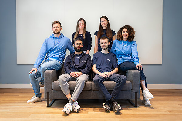 6 Personen sitzen auf einer Couch
