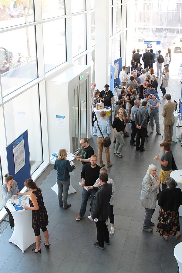 Das Foyer des Nieper-Baus, gut gefüllt mit Interessenten an „Lunch & Learn 2018“ Im Foyer des Nieper-Baus stehen zahlreiche Teilnehmende der Veranstaltung „Lunch & Learn“