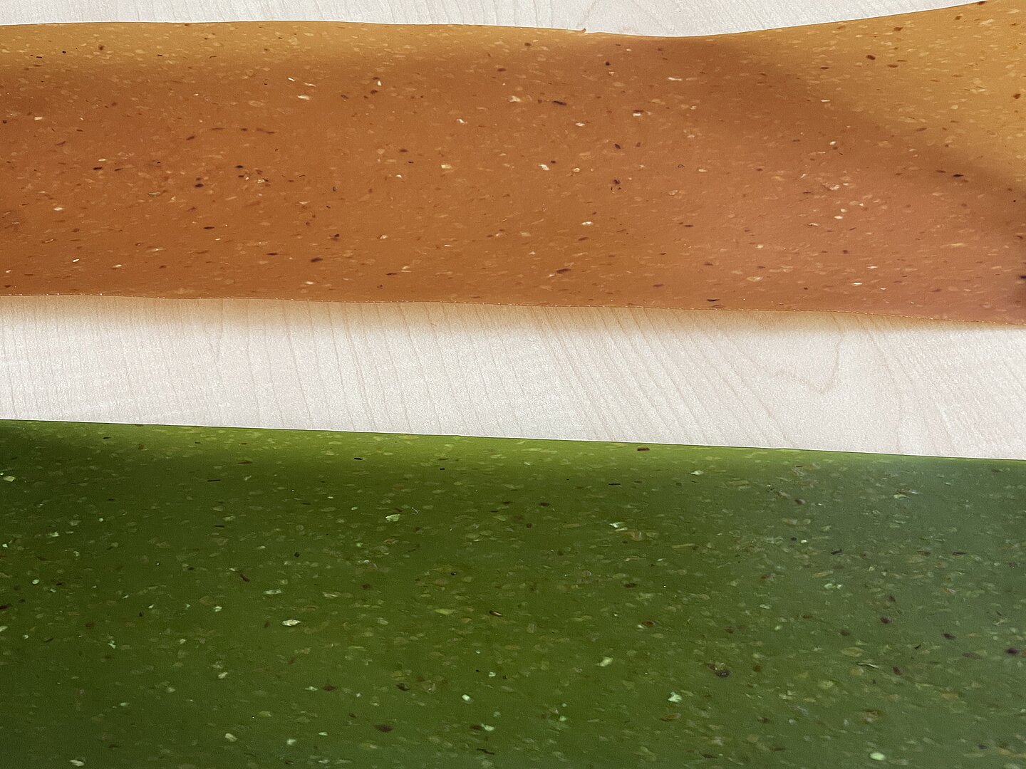 Alternative zu Kunststoff: Materialien auf Algenbasis. (Foto: Pressestelle HTWK) zwei Streifen aus farbigem Material
