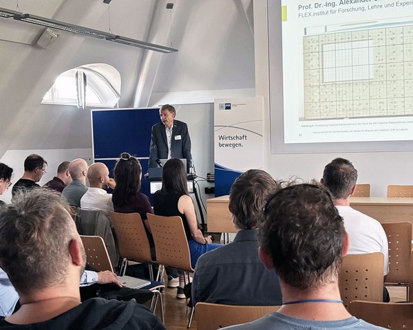 Prof. Alexander Stahr ein Mann hält einen Vortrag, mehrere Personen hören zu