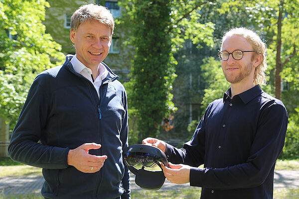 Zwei Forscher halten eine VR-Brille