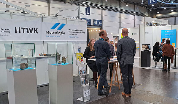 Messestand mit Menschen im Gespräch