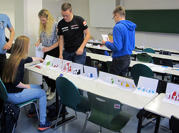 Rückblick Ferienhochschule Zur Vorstellung des Studienganges Architektur durften die SchülerInnen ihre Kreativität unter Beweis stellen und Pop-Up-Karten entwerfen.