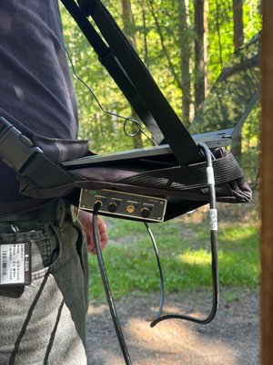 Empfängerseite Nahaufnahme des SDR-Empfängers und Laptop mit Bauchladen