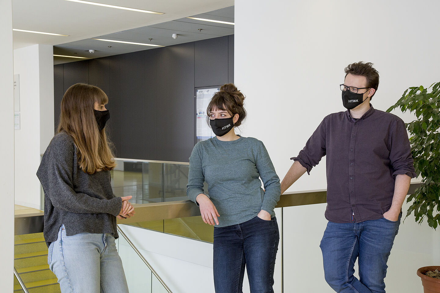Die HTWK-Campusspezialisten Lina, Helen und Tammo beraten Studieninteressierte – nicht nur am HIT. (Foto: HTWK Leipzig) drei Personen mit Mundschutz in Treppenhaus