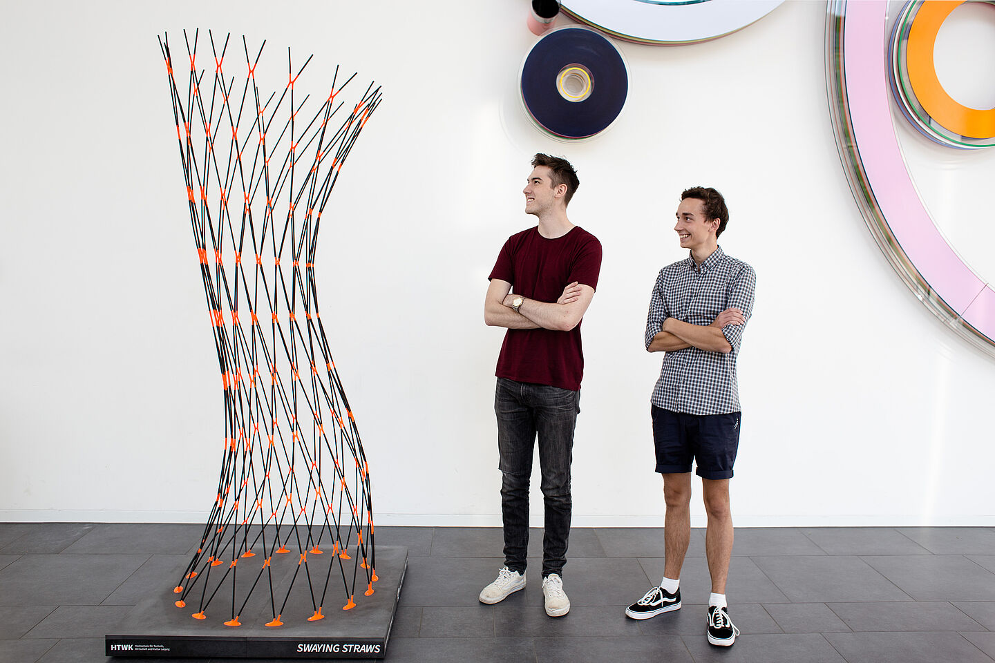 Die Architekten Fabian Eidner und Theodor Reinhardt stehen neben „Swayings Straws“.