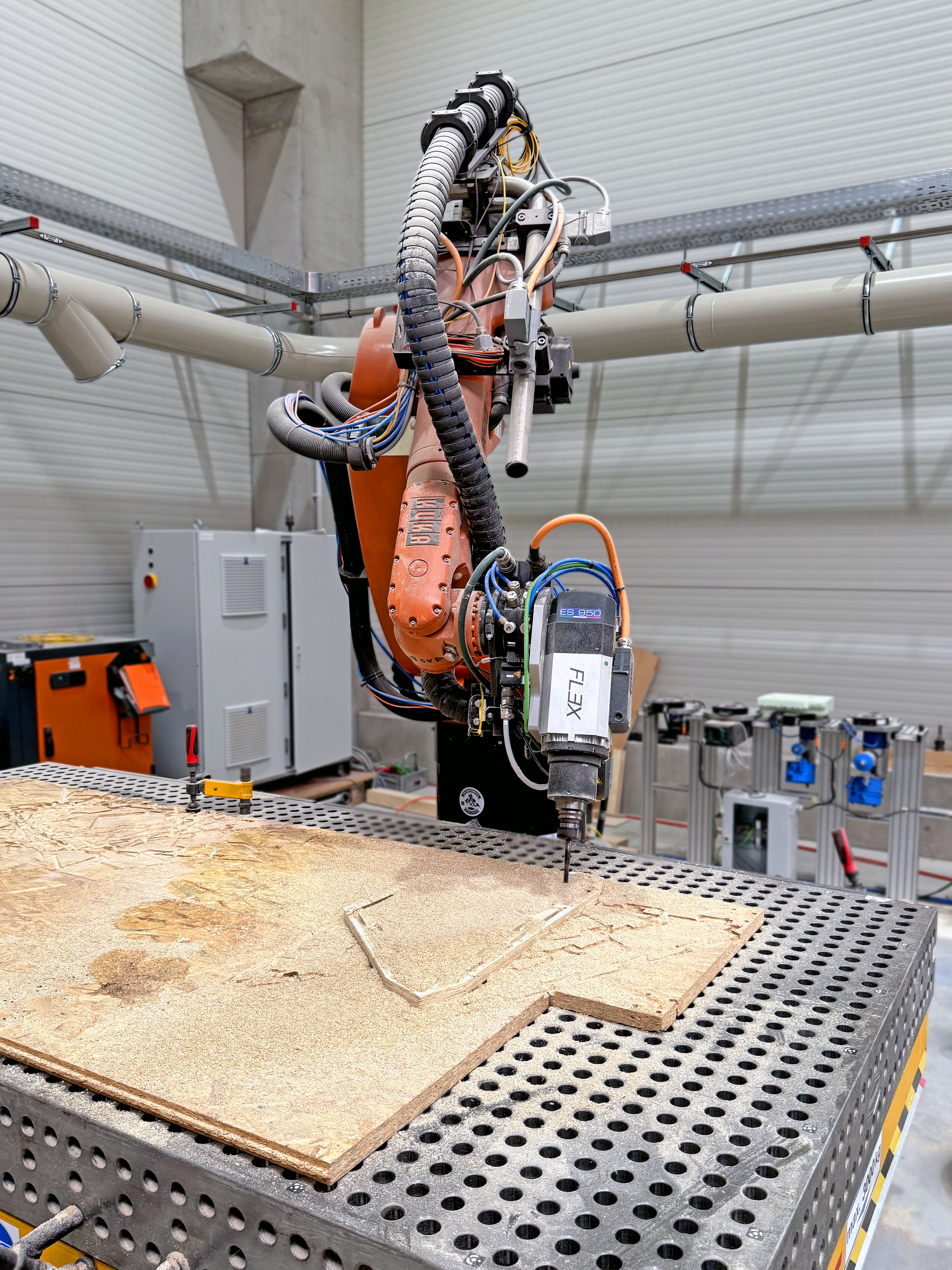 ein Roboter bearbeitet eine Holzplatte