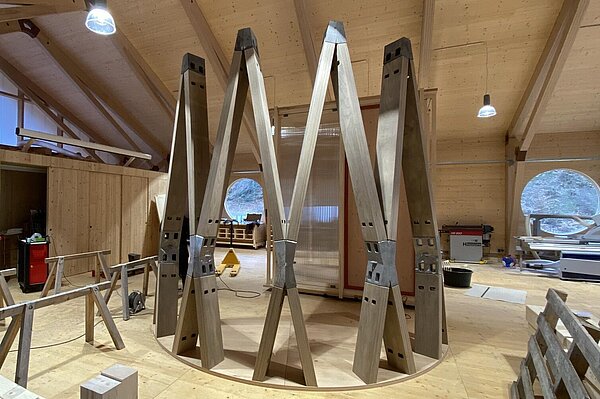 Projekt Pfalzturm Blick in Werkhalle während des Aufbaus, Holzbalken und Knoten sind bereits verbaut