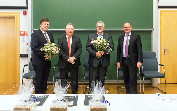Jahrestagung 2022: Prof. Markus Krabbes, Gerald Taraba, Prof. Lutz Engisch, HTWK-Rektor Prof. Mark Mietzner (v.l.n.r.; Foto: Swen Reichhold/HTWK Leipzig) vier Herren in Anzügen bei Fest