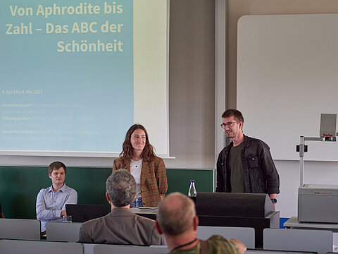 Das Ausstellungsteam der Ausstellung "Das ABC der Schönheit" berichtet den Gästen um was es gehen wird