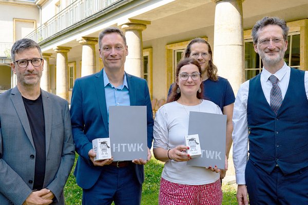 Gruppe von fünf Personen steht in einem HOf