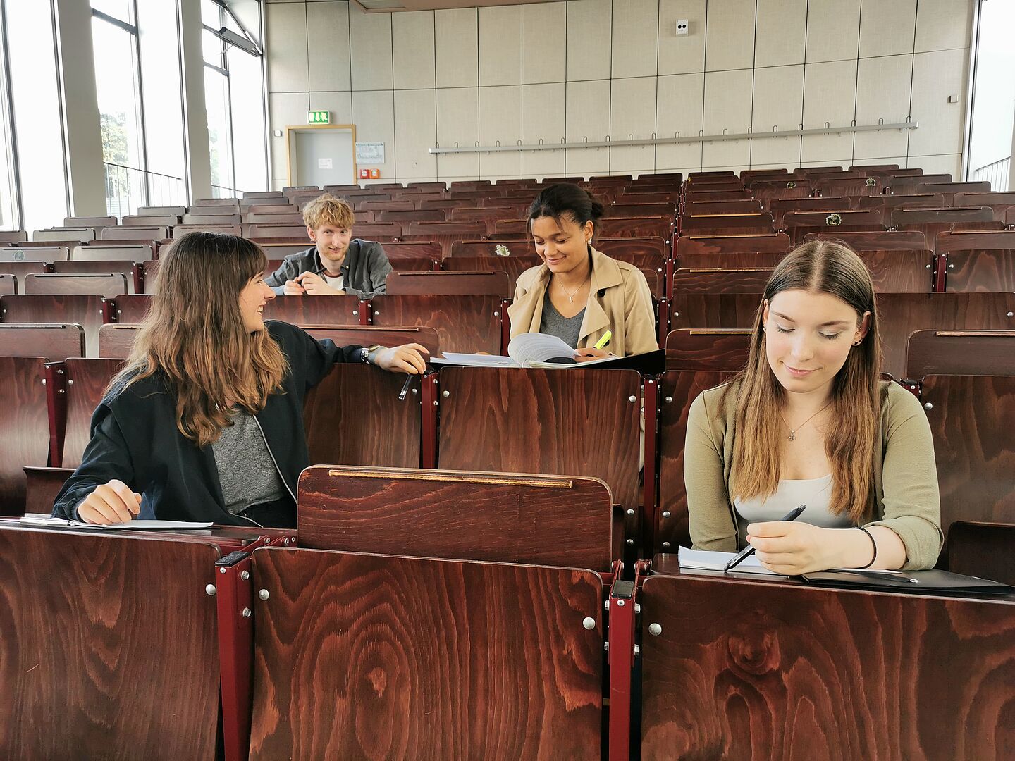 Foto: Lina Brandt/HTWKLeipzig vier Studierende im Hörsaal