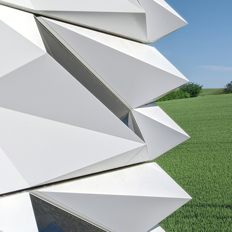 Foto einer Eckausbildung der Solar.shell-Prototypfassade: Gefaltete Aluminiumverbund-Elemente mit integrierter Photovoltaik, parametrisch designt und optimiert zur solaren Ausrichtung. Realisiert im Forschungsprojekt Solar.shell Transfer zur Entwicklung nachhaltiger und energieeffizienter Fassadensysteme