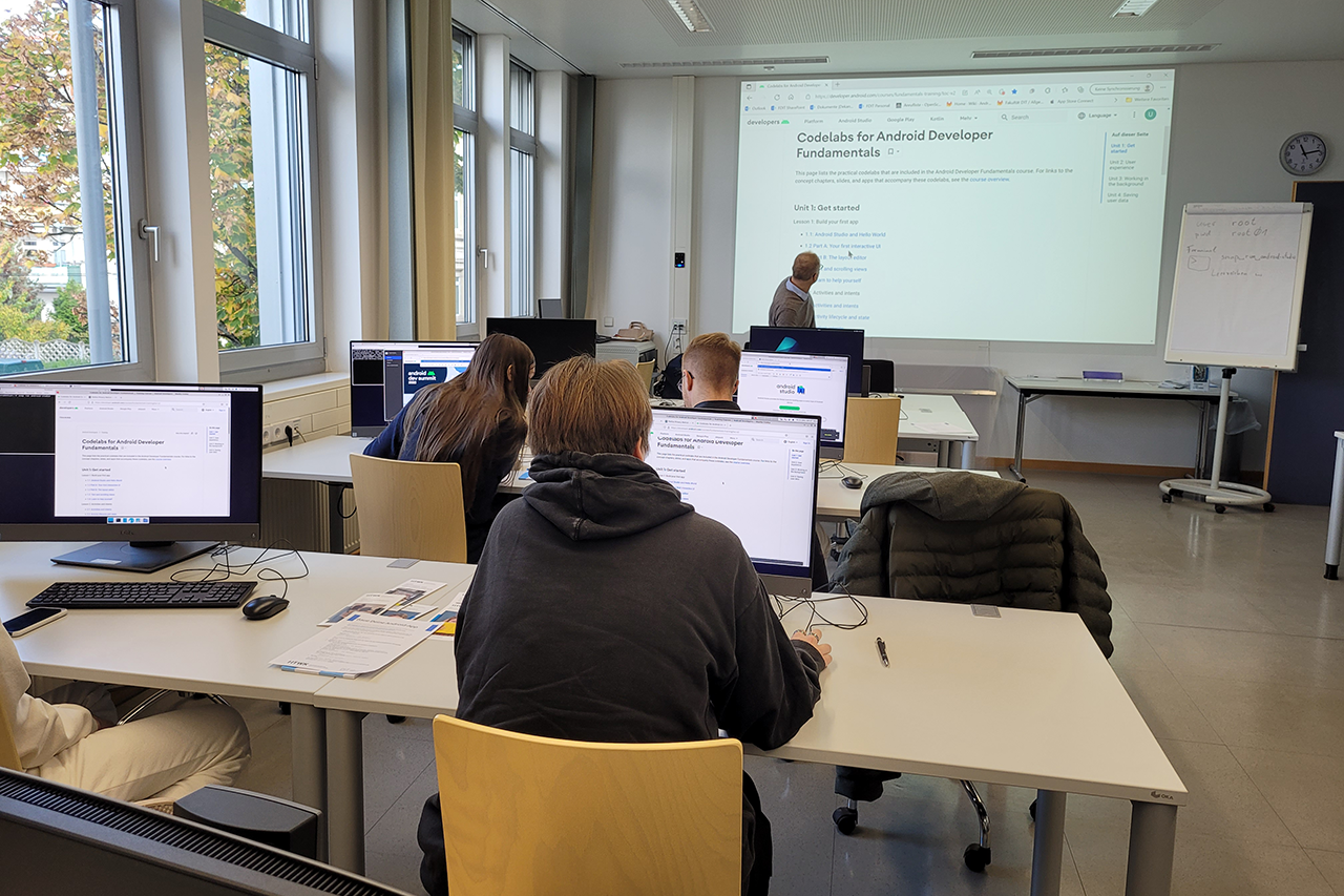 Foto von Seminarraum mit Studierenden von hinten