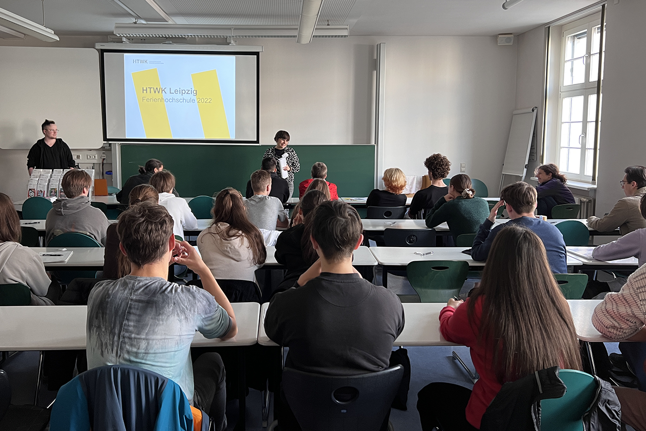 Seminarraum, Teilnehmende von hinten fotografiert