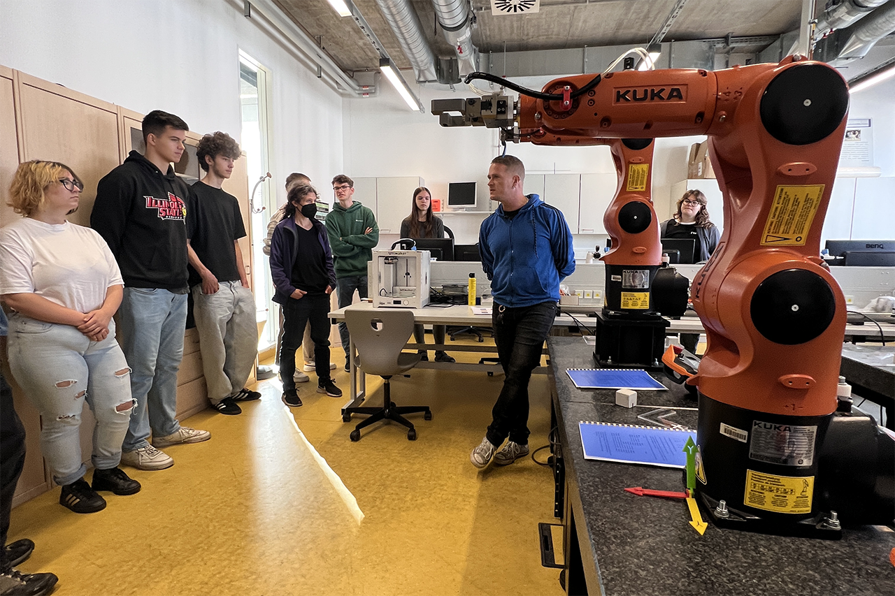 Teilnehmende bei Kuka-Robotern