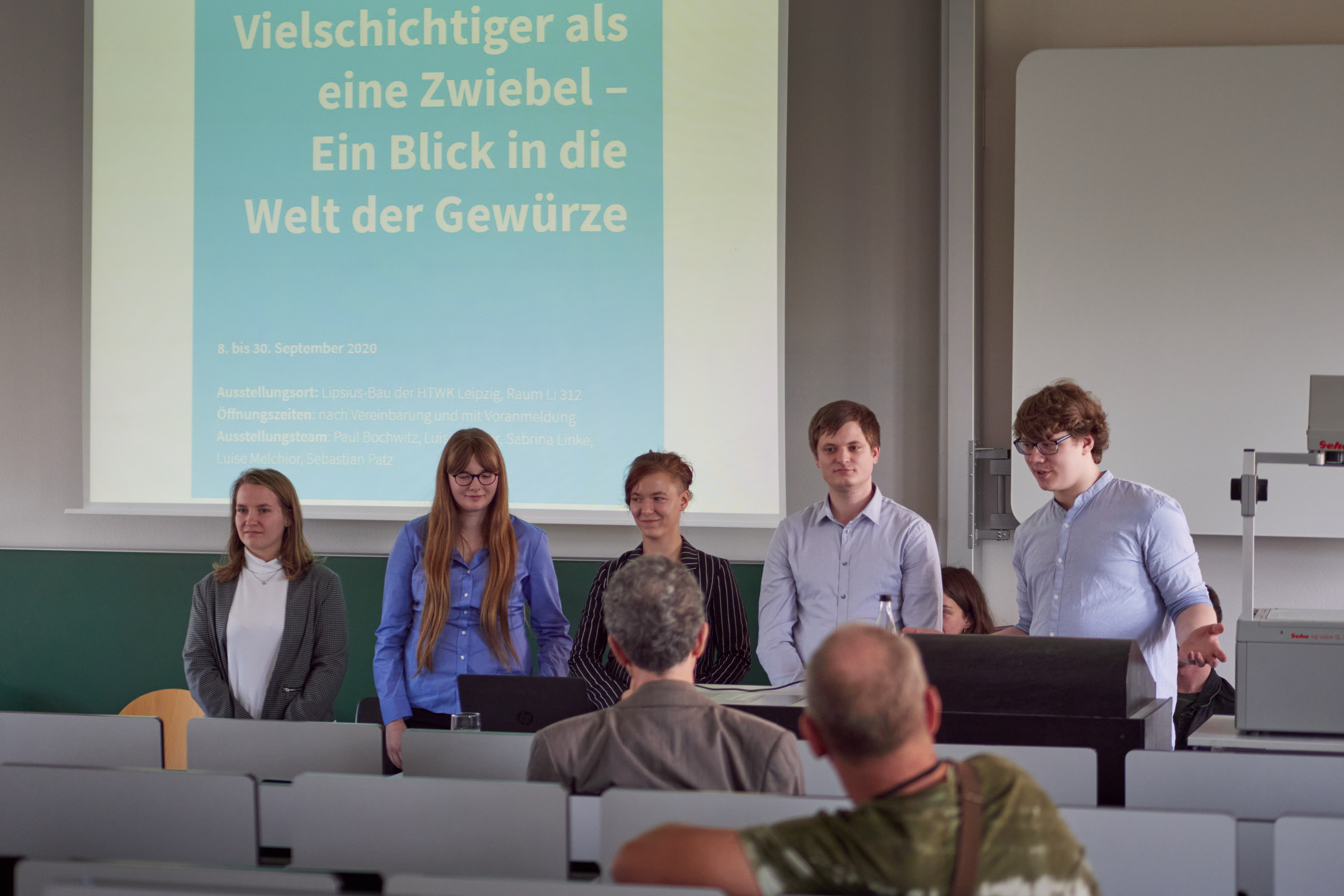 Das Ausstellungsteam berichtet den Gästen um was es gehen wird