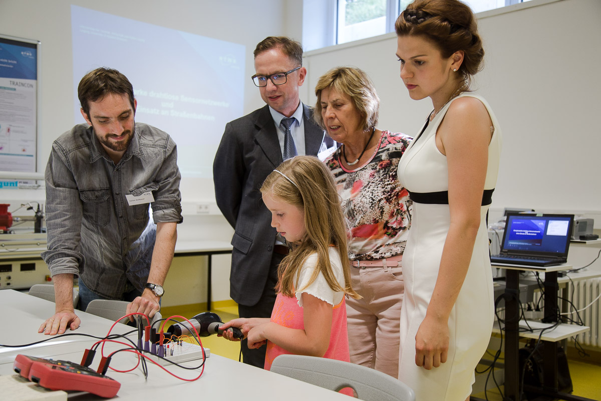 Lange Nacht der Wissenschaften (Foto: Robert Weinhold) Moderne drahtlose Sensoren können ihre benötigte Energie selbst erzeugen – zum Beispiel, indem sie Wärme zu Energie umwandeln. Mithilfe eines Föns können das neugierige Besucher selbst ausprobieren.