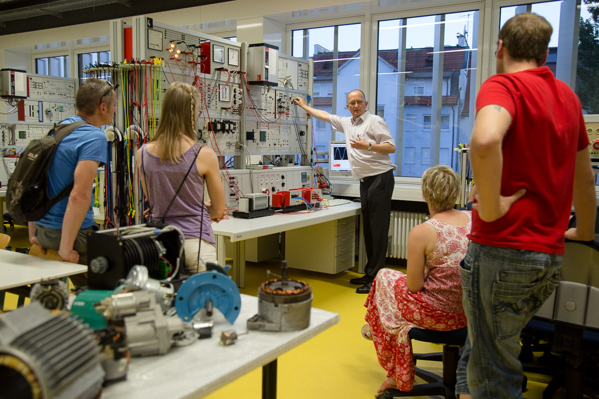 Lange Nacht der Wissenschaften (Foto: Robert Weinhold) Professor Winfried Hähle (mittig) zeigt im Labor Elektrische Antriebstechnik, wie die Steuerung von Motoren funktioniert.