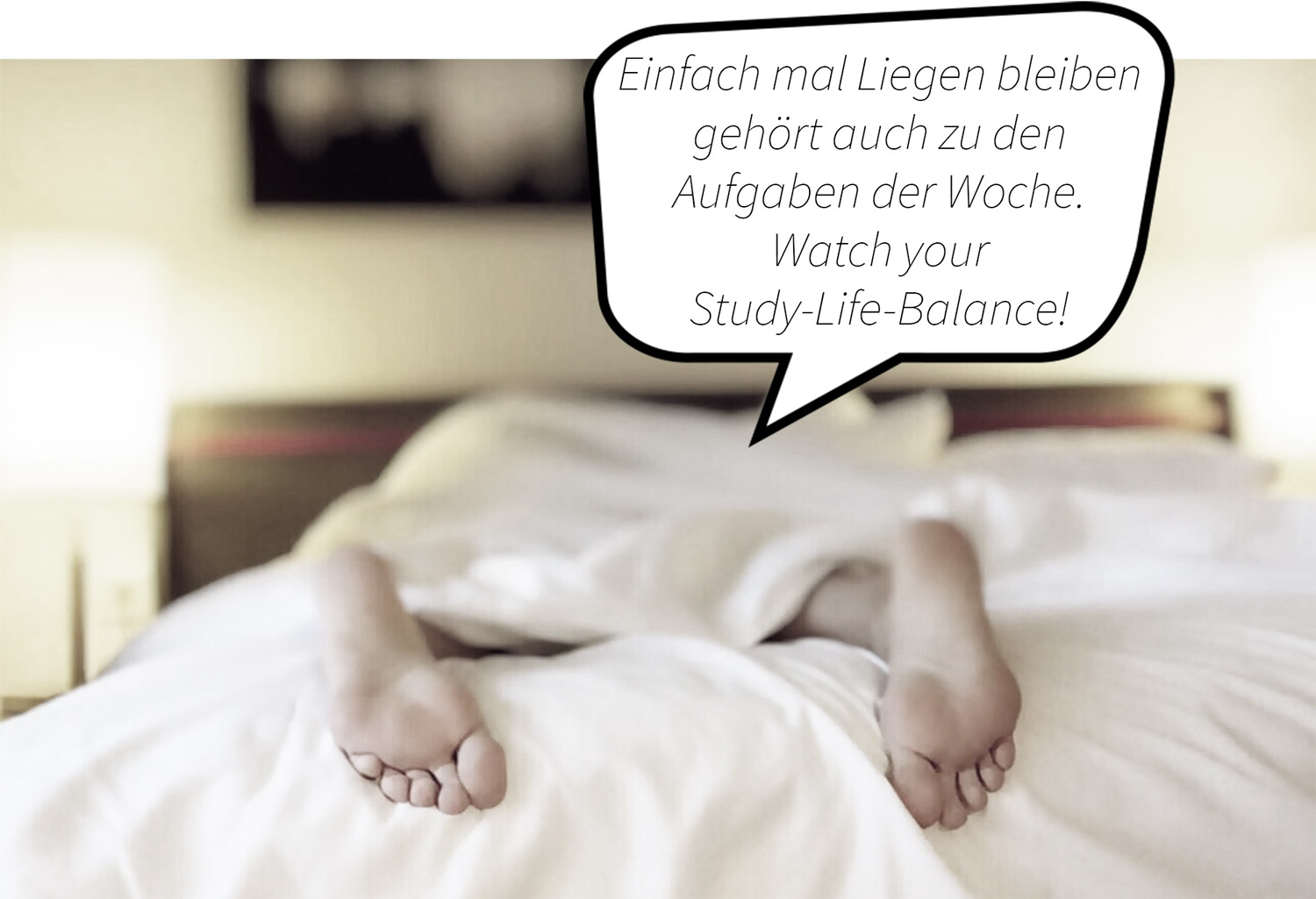 Füße gucken unter einer Bettdecke hervor. Sprechblasentext: Einfach mal liegen bleiben, gehört auch zu den Aufgaben der Woche. Watch your Study-Life-Balance!